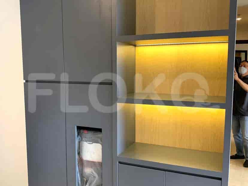 Dapur yang lengkap dengan backsplash granit, microwave, dan kompor.