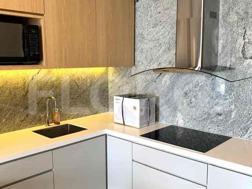 Dapur, menampilkan microwave, kulkas, mesin cuci, dan beberapa area yang berdekatan.