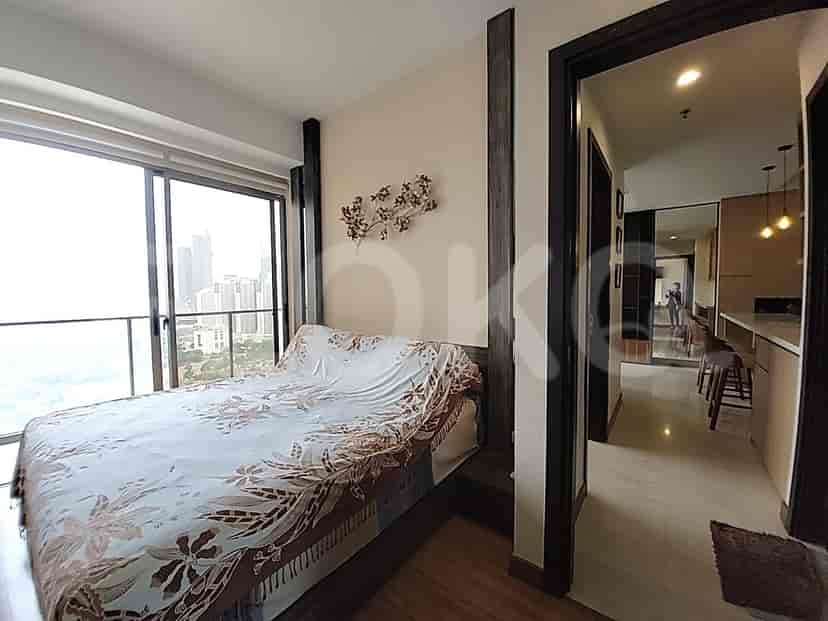 Kamar tidur dengan tempat tidur, jendela besar dan pemandangan kota.
