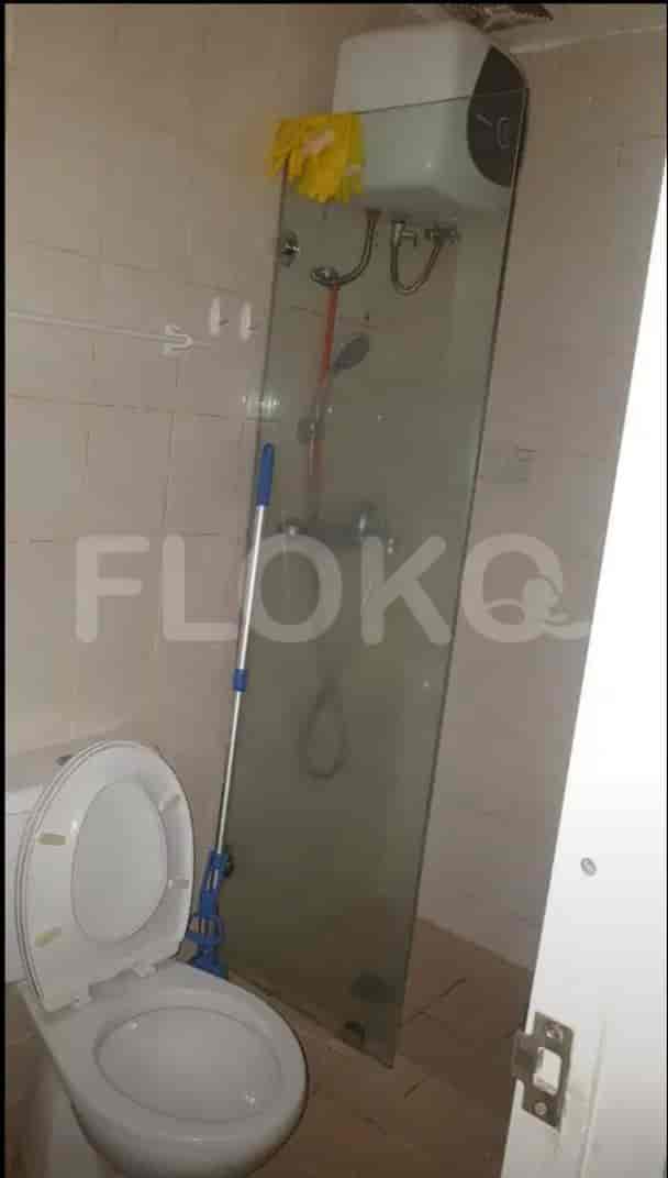 Bathroom with a toilet and a shower.