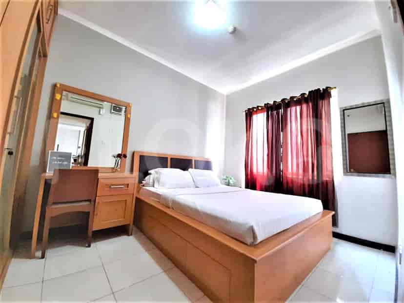 Kamar tidur utama yang luas dengan tempat tidur ganda.