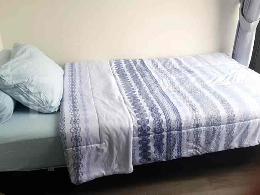 A bedroom with a double bed.