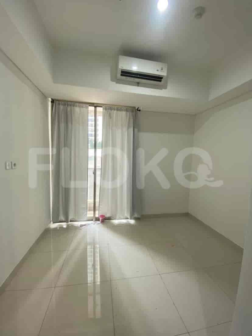 Pemandangan lain dari kamar tidur dengan gorden dan lantai berubin.