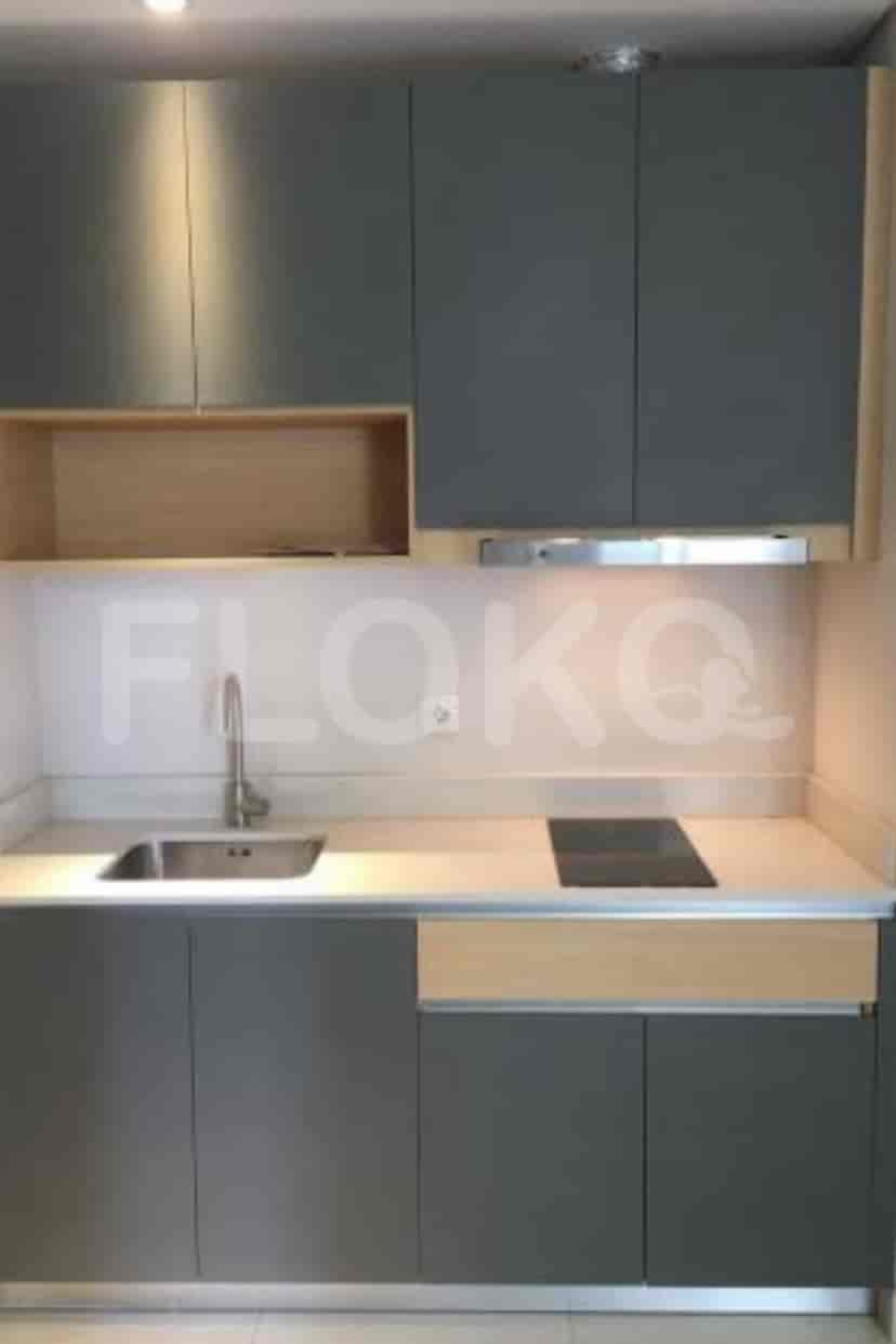 Dapur modern dengan lemari abu-abu dan aksen kayu.