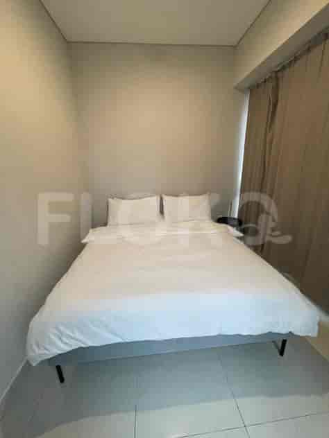 A bedroom with a double bed.