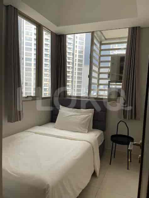 A bedroom with a single bed and window.