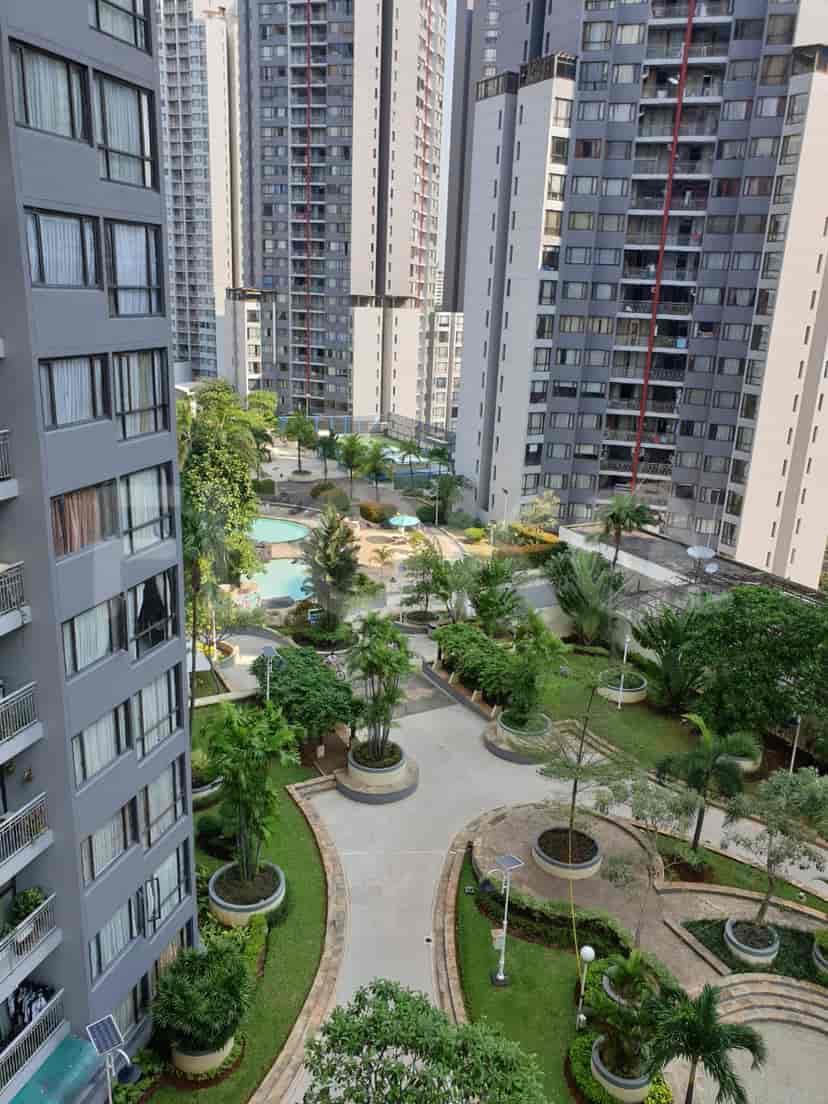 A view of the city with high-rise buildings and a swimming pool.