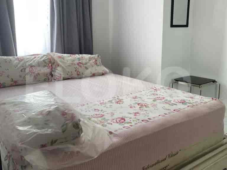 A bedroom with a double bed