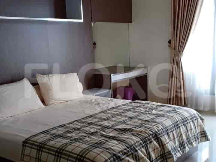 Bedroom with a bed, a desk, and a mirror.