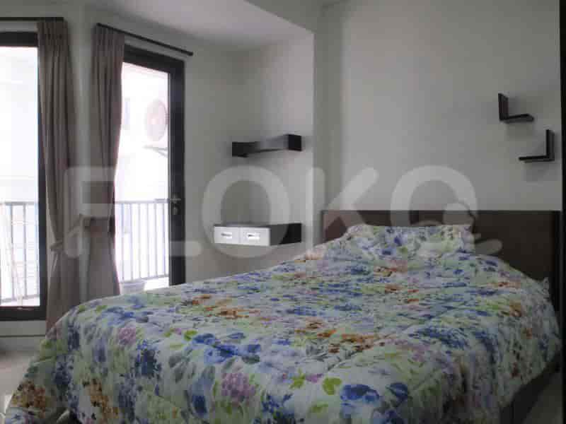Bedroom with a double bed and floating shelves.