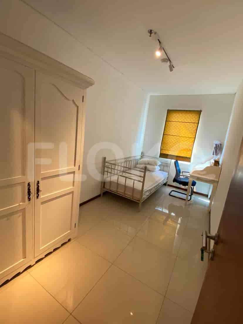 Small bedroom with a single bed and a wardrobe.