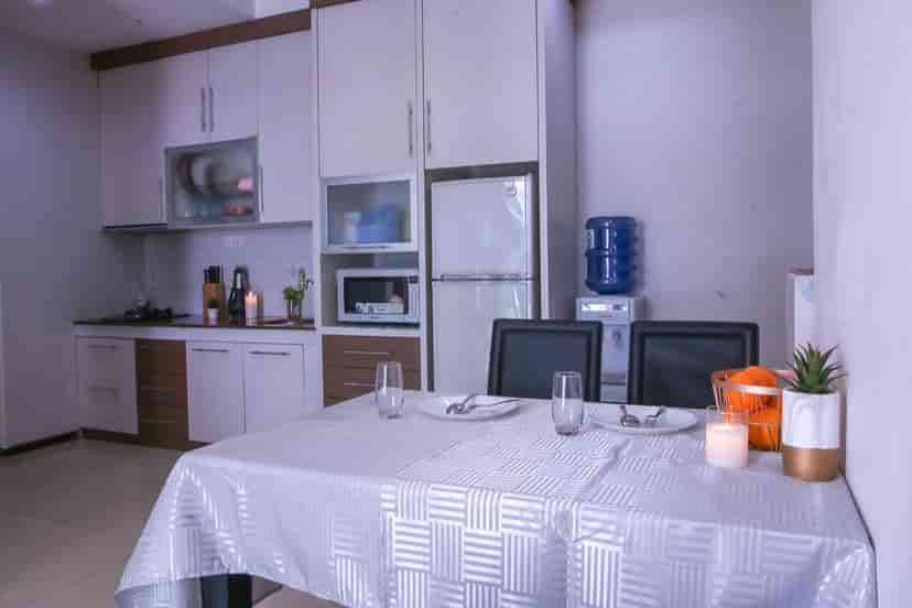 A well-equipped kitchen and dining area with all the necessary appliances and utensils.