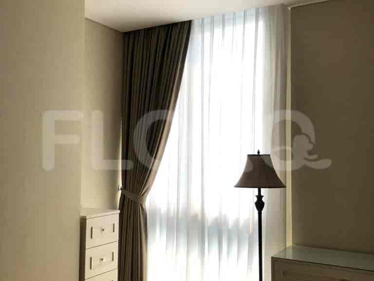 Bedroom with a lamp and curtains.