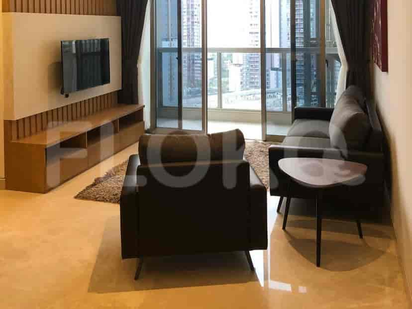 Ruang tamu modern dengan sofa abu-abu, kursi, dan jendela besar yang menghadap ke kota.
