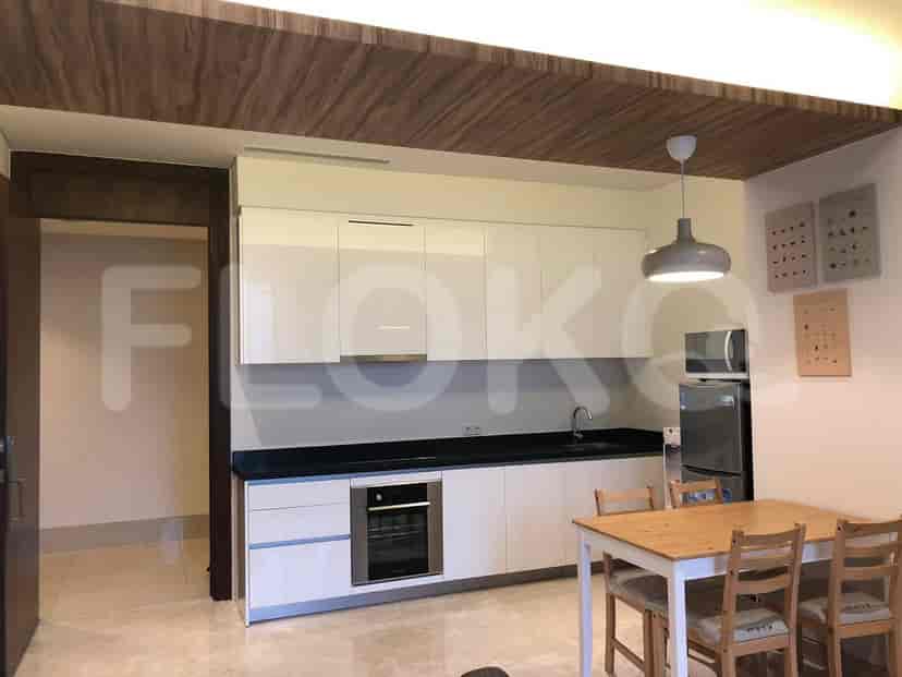 Dapur modern dengan lemari putih, meja makan, dan peralatan.