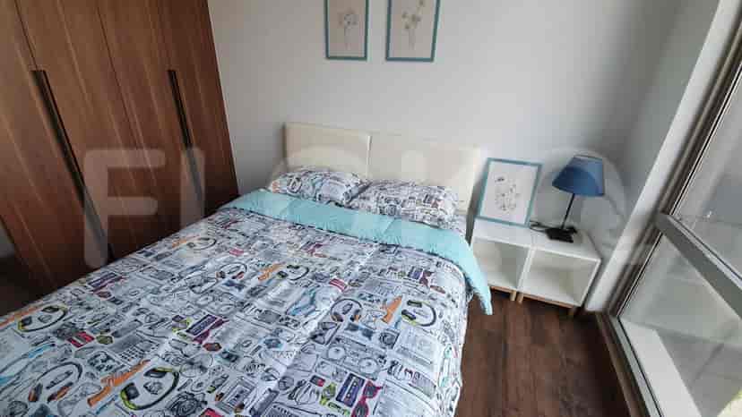 Kamar tidur yang nyaman dengan tempat tidur ukuran queen menampilkan selimut bermotif, dengan lemari pakaian dan meja samping.