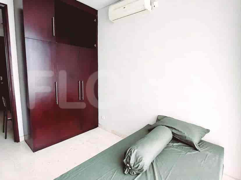 Bedroom with a single bed and closet.