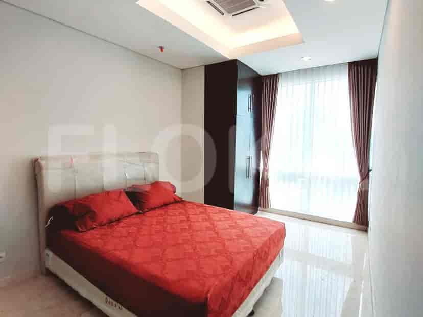 A bedroom with a bed and a wardrobe.