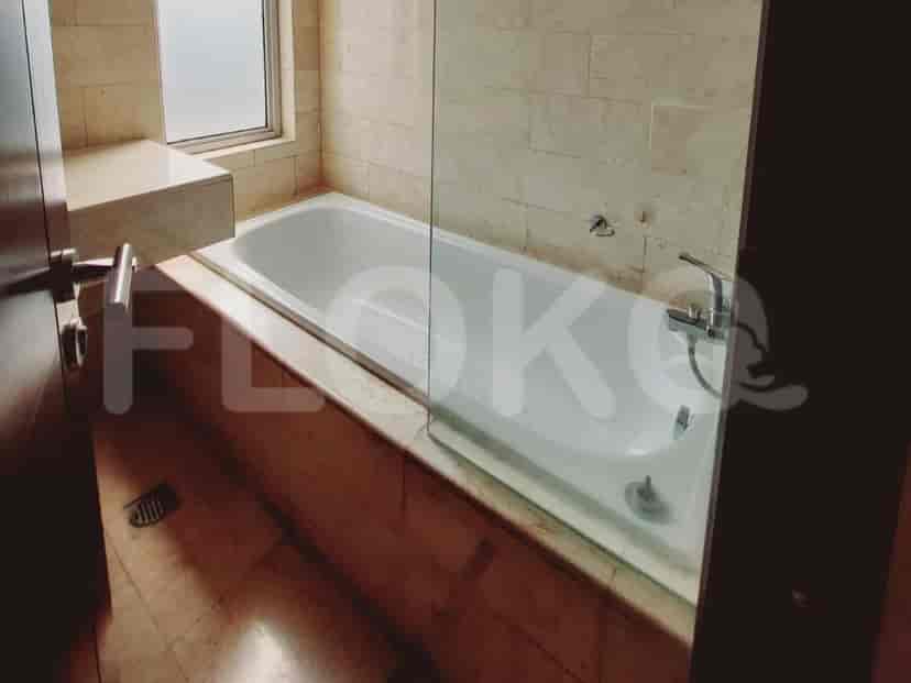 Bathroom with a bathtub, faucet, and marble surround.