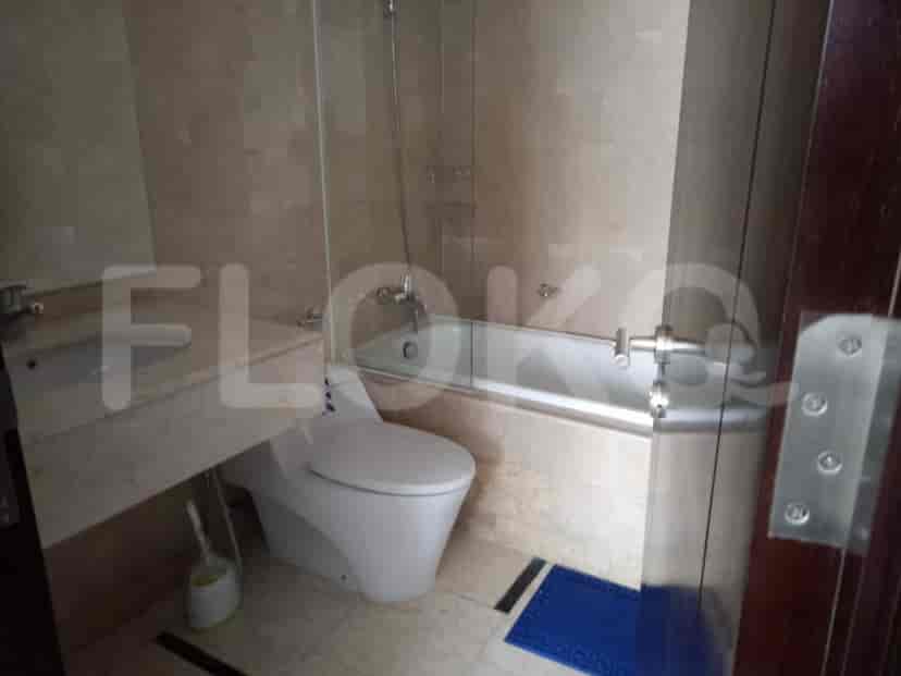 Bathroom featuring a bathtub, a toilet, and a sink.