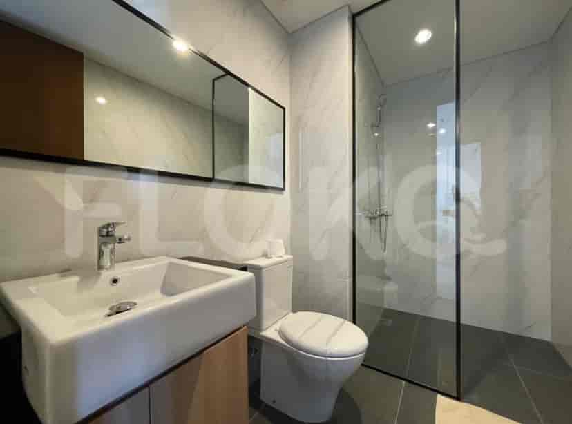 Kamar mandi modern yang menampilkan wastafel, toilet, dan pancuran.