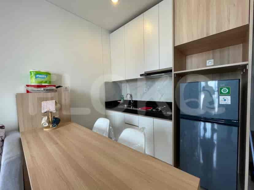 Dapur menampilkan desain yang ramping dengan ruang makan untuk dua orang.