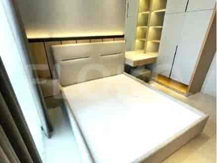 Kamar tidur yang menampilkan tempat tidur dengan kepala tempat tidur, lemari built-in, dan meja rias.