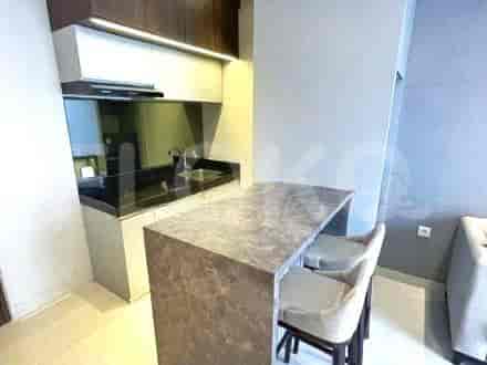Dapur modern yang menampilkan meja sarapan dan lemari serta peralatan built-in.