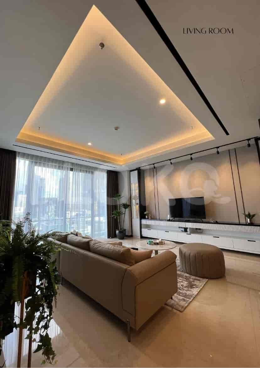 Kamar tidur yang menampilkan tempat tidur ganda, meja, dan jendela besar.