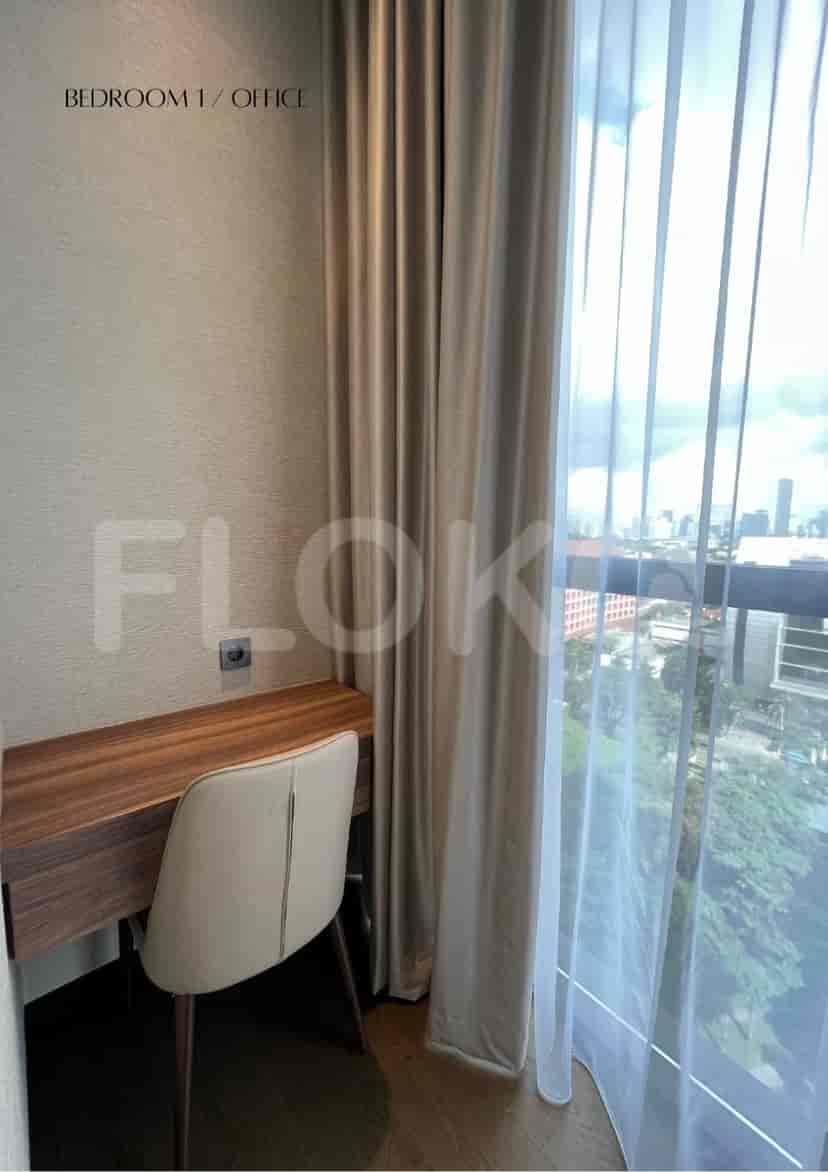 Kamar tidur/kantor dengan meja dan jendela besar.