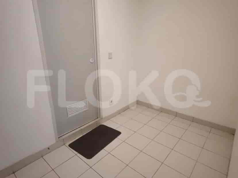 A laundry room with a washing machine.