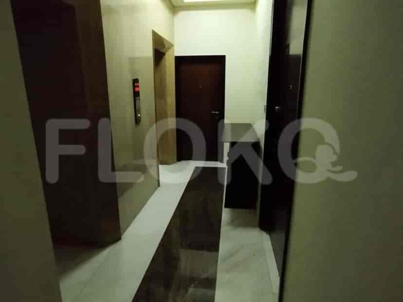 Hallway with a lift and access to several rooms.