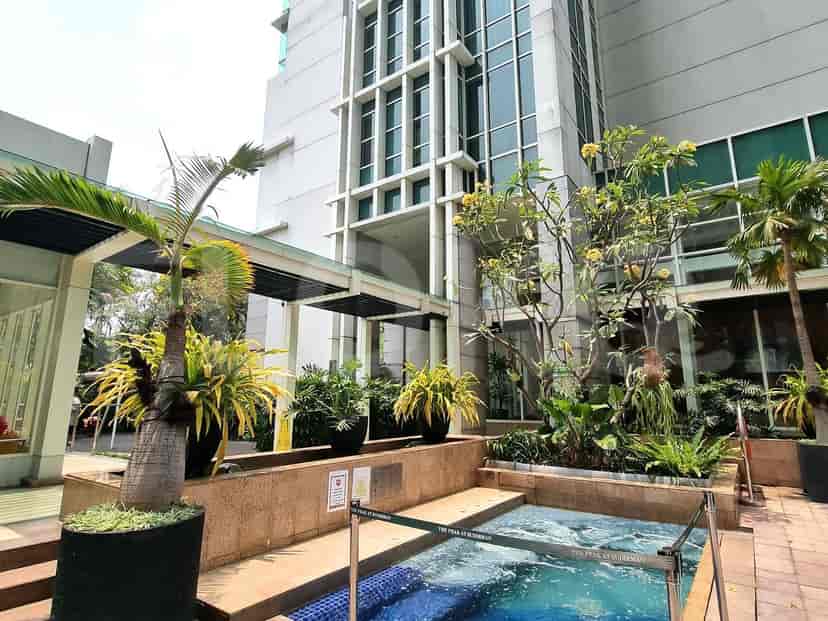 Jacuzzi and a small garden in the apartment complex.