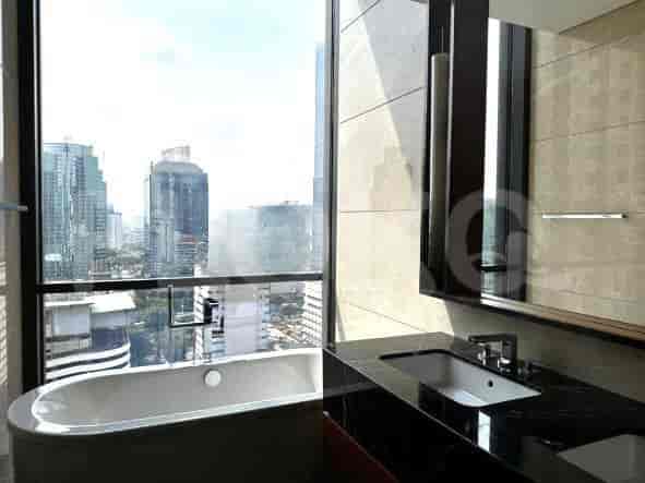 Kamar mandi dengan bak mandi dan pemandangan.