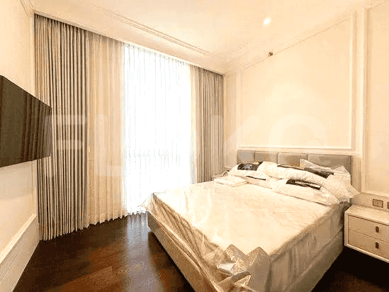 Kamar tidur modern dengan tempat tidur, meja samping tempat tidur, dan jendela besar.