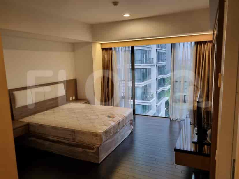 Kamar tidur cerah yang menampilkan tempat tidur ukuran king dengan jendela besar dan gorden.