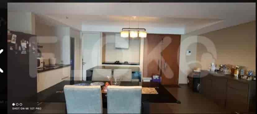 An open-plan dining area and kitchen with modern design.