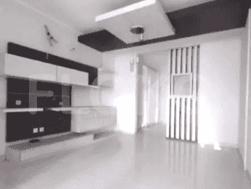 Ruang tamu modern dengan pusat hiburan putih dan kayu gelap yang ramping.