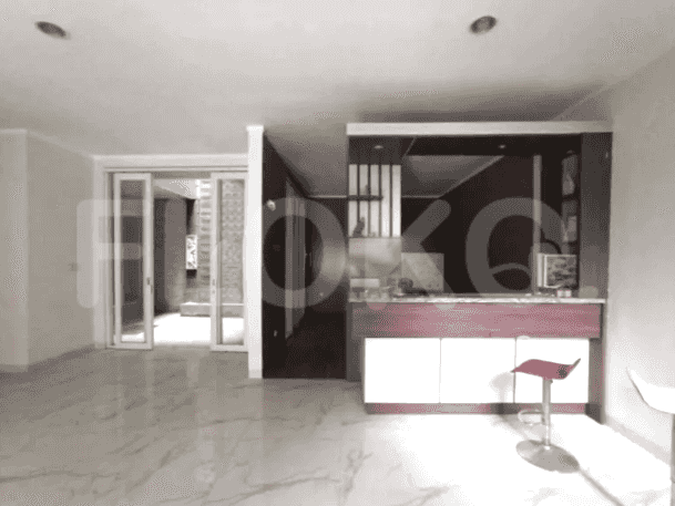 Tampak interior yang menampilkan ruang tamu dengan area bar dan akses ke teras luar ruangan.