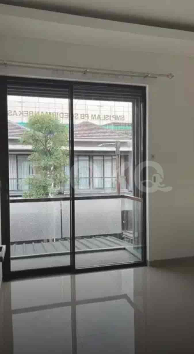 Disewakan Rumah 3 BR, Luas 86 m2 di Golden City, Bekasi Utara - RHAa24 9