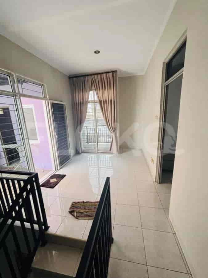 Disewakan Rumah 3 BR, Luas 200 m2 di Bintaro, Bintaro - RHA67f 2