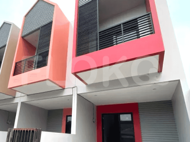 Rumah kota modern dengan fasad berwarna-warni, menampilkan balkon dan desain minimalis.