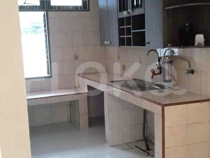Dapur dengan dinding berubin, konter built-in, dan lemari atas.