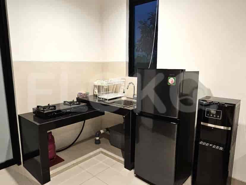 Dapur dengan kompor, bak cuci, dan lemari es.