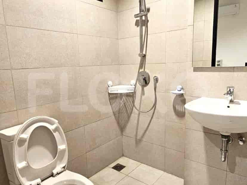 Kamar mandi dengan toilet, wastafel, dan shower.