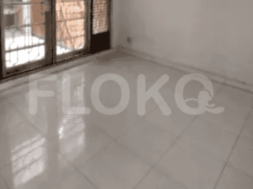 Ruangan kosong dengan lantai berubin dan jendela besar.