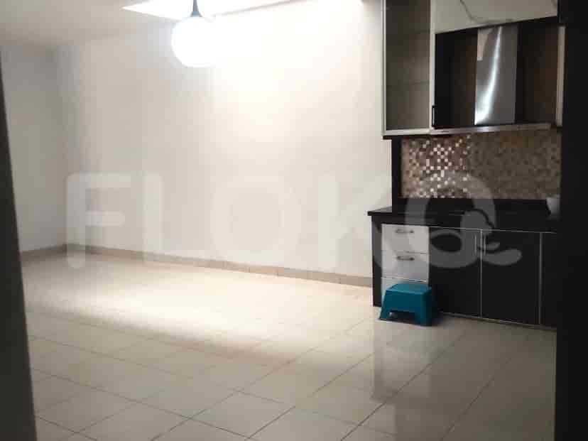 Dapur modern dengan dinding putih, meja hitam, dan bangku biru.