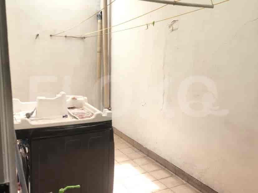 Area binatu dengan mesin cuci.