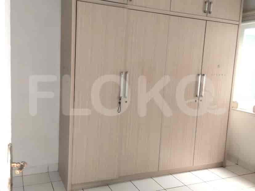 Lemari pakaian built-in di kamar tidur.