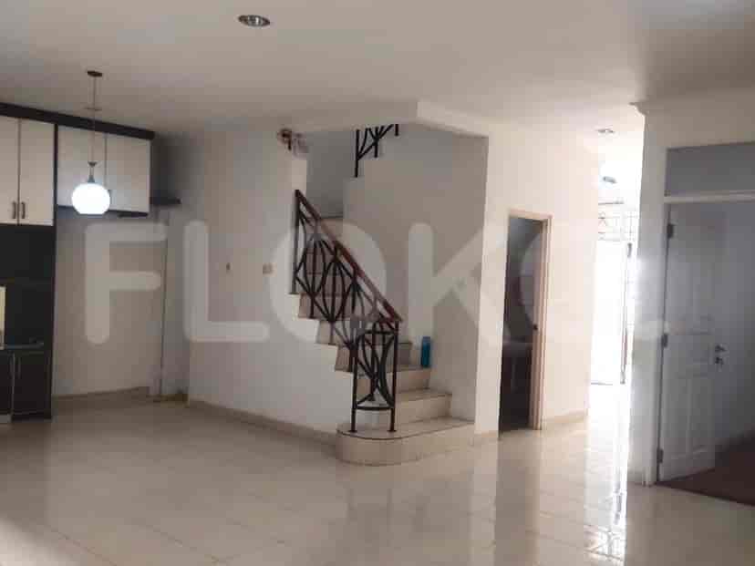 Area tempat tinggal dengan tangga, lampu gantung, dan denah lantai terbuka.